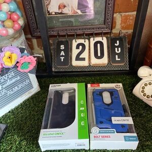 Alcatel ONYX™
stand & Holster Combo